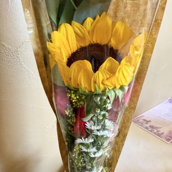 Ravello - My mini bouquet from the flower bar. Extremely great fragrant fresh selection of flowers. - Italian Near Me - Orlando, Florida