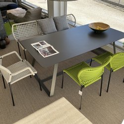 dörfler WOHNEN - Neu im OUTDOOR-Showroom: Bank und Stühle CORDA von TONON ... ganz fein