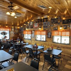 June's Cafe - Inside is perfect for a diner in the White Mountains!