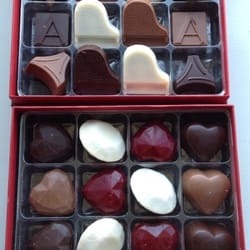 Goossens Chocolatier - "OBENTO BOX" Goossens Chocolatier gift box.
Diamond jewelry designed white chocolate, Ruby jewelry designed red chocolate