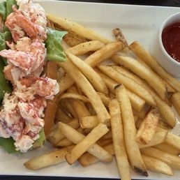 Lobster roll + fries Lobster roll + fries
