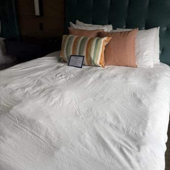Wave Street Inn - Bed upon arrival - Hotels Near Me - Monterey, California