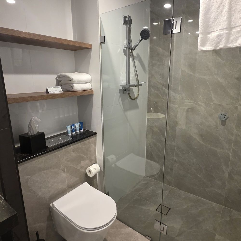 Meriton Suites - Bathroom - Hotels Near Me - Sydney, NSW