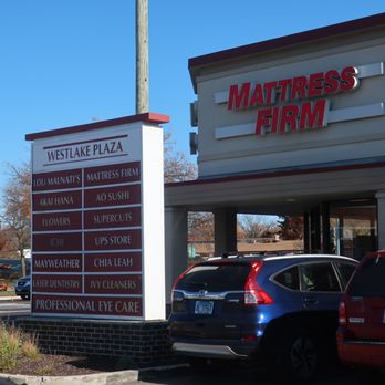 Lou Malnati's Pizzeria - Signage for their convenient strip mall. - Pizza Near Me - Wilmette, Illinois