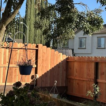 High Quality Fence - Step-down from higher back fence to lower side fence. - Fences & Gates Near Me - Manteca, California High Quality Fence - Step-down from higher back fence to lower side fence. - Fences & Gates Near Me - Manteca, California