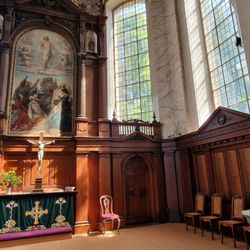 St. Nikolai / Schelfkirche - Altar und Taufbecken