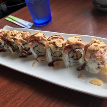 Ginza Sushi - Shrimp tempura with spicy sauce and garlic chips roll - Sushi Bars Near Me - Honolulu, Hawaii