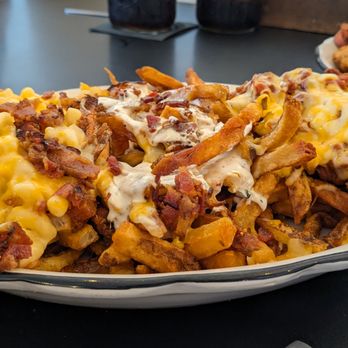 Little Bite of Everything - Trio Flight of Fries - Mac & Cheese; Bacon Cheddar Ranch; Chili Cheese Fries | There's some non-exciting chicken tenders in the background. - Burgers Near Me - Dickson, Tennessee