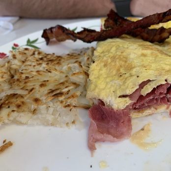 D & G Deli & Grill - Pastrami Omelette, hash browns and bacon - Sandwiches Near Me - Jacksonville, Florida