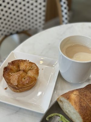 Le Saint Honore by null