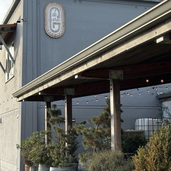de Garde Brewing - Exterior patio side - Breweries Near Me - Tillamook, Oregon