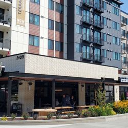 Zeeks Pizza - Outdoor seating at new Zeeks location