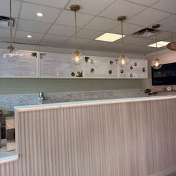 This is the menu and the counter where you can watch them make your smoothies, energizers, and açaí bowls! love the color scheme!