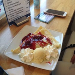 Eiscafé Moin Moin - Crêpe mit Kirschgrütze , Vanilleeis und Sahne