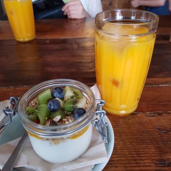 Café Progresso - Yogurt parfait and fresh orange and mango fruit juice - Bars Near Me - Porto, 13