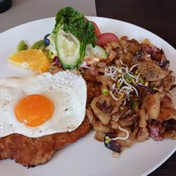 Restaurant Zur Linde - Hamburger Schnitzel / Schnitzel Hamburg style