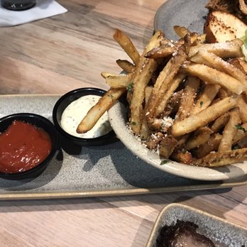 Moku Kitchen - Truffle fries - Cocktail Bars Near Me - Honolulu, Hawaii