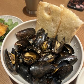 HIDE+SEEK - Happy hour mussels - New American Near Me - Chicago, Illinois
