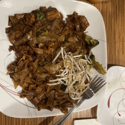 Bangkok Cuisine - Pad Se-ew Dinner