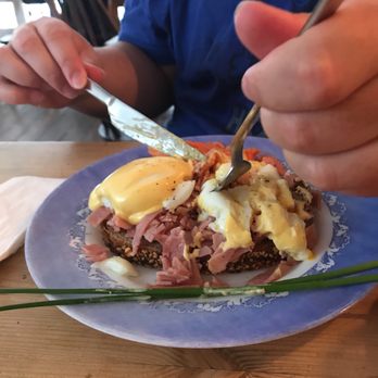 Highness Cafe & Tea Room - Eggs Benedict - Cafes Near Me - London, XGL