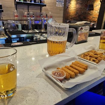 Pier 88 Boiling Seafood & Bar - Happy hour at the bar - Cajun/Creole Near Me - Dallas, Texas