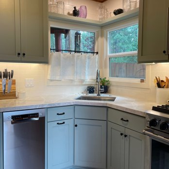 SDC Stone - a kitchen with a dishwasher, stove, and dishwasher - General Contractors Near Me - South Lake Tahoe, California SDC Stone - a kitchen with a dishwasher, stove, and dishwasher - General Contractors Near Me - South Lake Tahoe, California