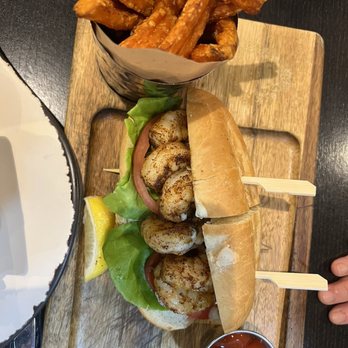 New Realm Brewing - Burger with sweet potatoes fries - Breweries Near Me - Virginia Beach, Virginia New Realm Brewing - Burger with sweet potatoes fries - Breweries Near Me - Virginia Beach, Virginia