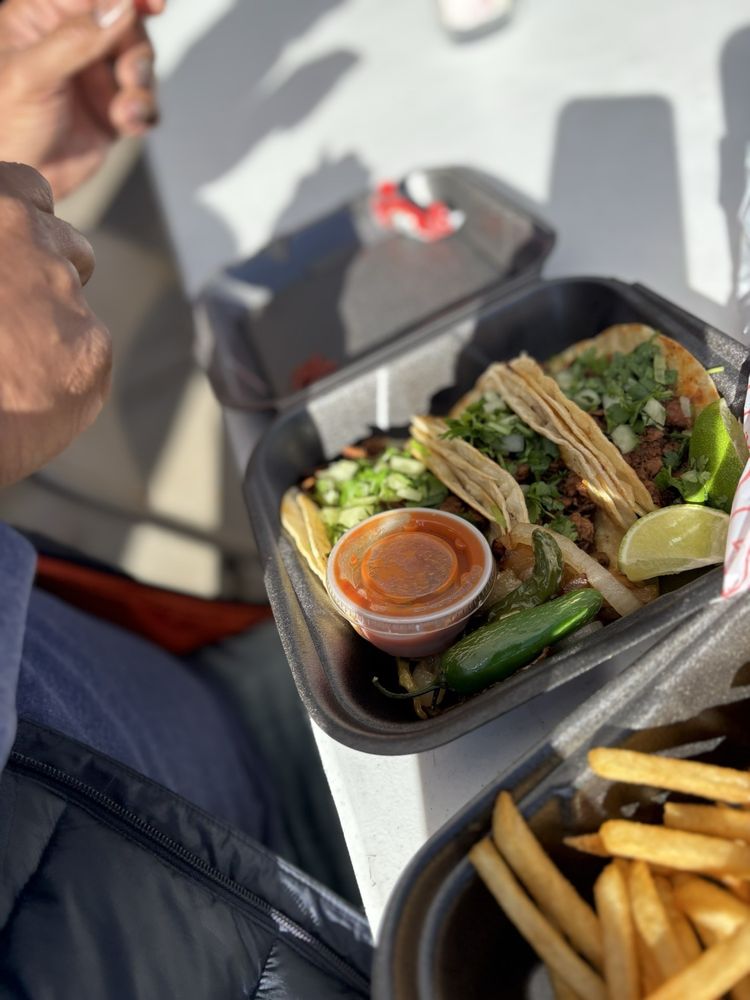 Tortas Y Tacos Mollo Y Rifle Logo