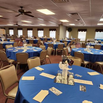 Doubleday's - Nice having round tables for conversation. - Bowling Near Me - Cottage Grove, Wisconsin