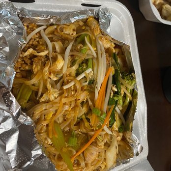 Lanna Thai Restaurant - Chicken pad Thai with veggies - Thai Near Me - Lenexa, Kansas Lanna Thai Restaurant - Chicken pad Thai with veggies - Thai Near Me - Lenexa, Kansas