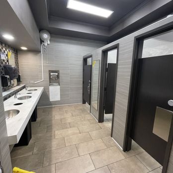 Love's Travel Stop - Women's restroom - Gas Stations Near Me - Dillon, South Carolina