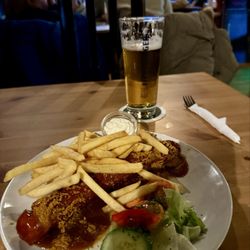 Gaststätte Titanic - Currywurst mit Pommes