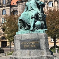 Otto von Guericke Denkmal - Otto von Guericke Denkmal - OTTO v. Guericke Statue Sehenswurdigkeit