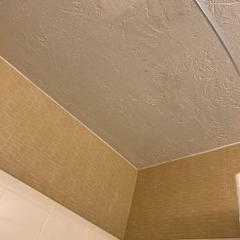 Holiday Inn Bozeman - Ceiling above tub - Hotels Near Me - Bozeman, Montana