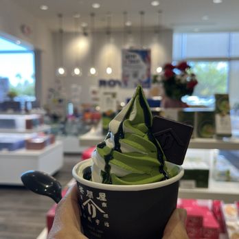 Yamari - Vanilla and matcha soft serve ($6.50) - Desserts Near Me - Torrance, California Yamari - Vanilla and matcha soft serve ($6.50) - Desserts Near Me - Torrance, California