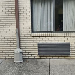 Non-smoking hotel that stinks like cigarettes Non-smoking hotel that stinks like cigarettes