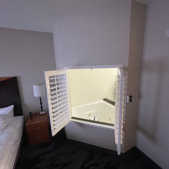 Fairfield by Marriott Inn & Suites Selma Kingsburg - King bed with window to the whirpool - Hotels Near Me - Kingsburg, California Fairfield by Marriott Inn & Suites Selma Kingsburg - King bed with window to the whirpool - Hotels Near Me - Kingsburg, California