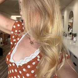 Cashmere Salon - Bouncy Blowout
