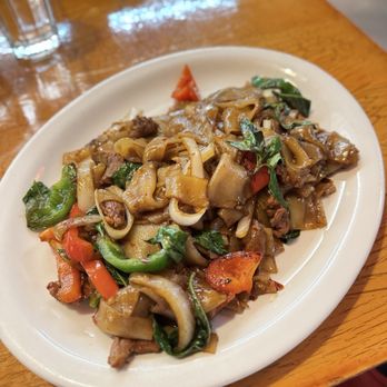 Mom's Siam 2 - Drunken noodle - Sushi Bars Near Me - Richmond, Virginia