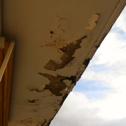 Hôtel de l'Ange - les balcons auraient besoin d'un bon rajeunissement...