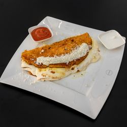 Colombians Food Factory - Sweet corn arepa filled with fresh cheese. - Arepa de maíz dulce rellena con queso fresco