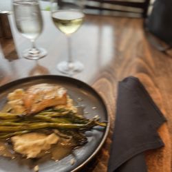 Explorer's Lounge - Rosemary chicken, garlic mashed potatoes and asparagus
