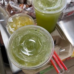 Agua fresca de pepino con limón y agua fresca de piña/mango.