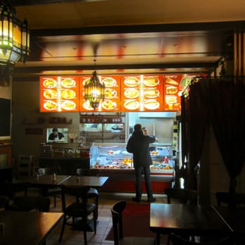 Zaim Falafel - Innere von Restaurant, Winterabend: dunkel aber angenehm. Schöne Lampen! - Oriental Near Me - Berlin, BE Zaim Falafel - Innere von Restaurant, Winterabend: dunkel aber angenehm. Schöne Lampen! - Oriental Near Me - Berlin, BE