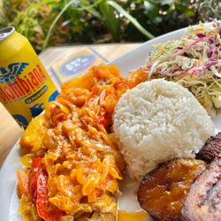 ArePA George - Sobrebarriga en Salsa: Slow-cook beef brisket in
Colombian in creole sauce served with rice, sweet plantains, and salad.