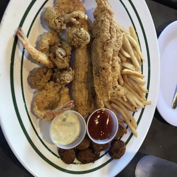 Deckhand Oyster Bar - Captains Platter - Seafood Near Me - Austin, Texas