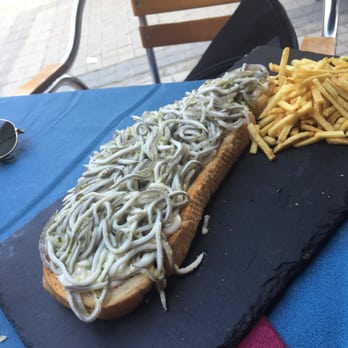 Bar de Pikoteo - Tosta de gulas con alioli - Spanish Near Me - Aranjuez, M