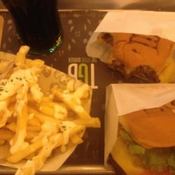 The Good Burger - 2 cheeseburgers, patatas con ali oli y refresco