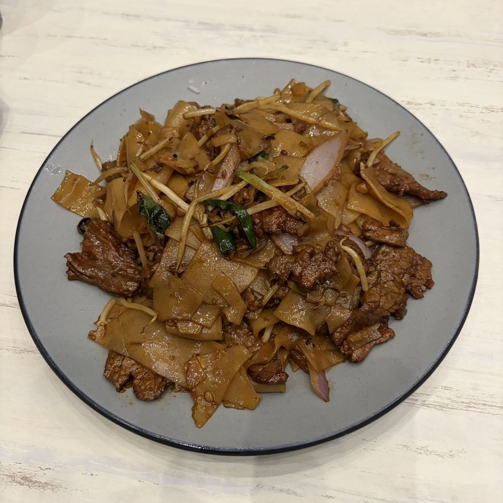 Open Rice Metropolitan - Beef Chow Fun (4/5) - Asian Fusion Near Me - Charlotte, North Carolina Open Rice Metropolitan - Beef Chow Fun (4/5) - Asian Fusion Near Me - Charlotte, North Carolina