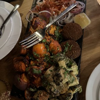 Desi Bar & Grill - Vegetarian platter with Chaapas, paneer, and veggies - Indian Near Me - Mississauga, Ontario